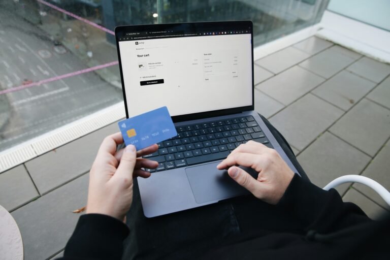 Online Banking vs. Traditional Banking: Key Differences, Benefits, Risks, and How to Choose the Right Option